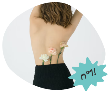 Mulher de costas com rosas saindo da calcinha